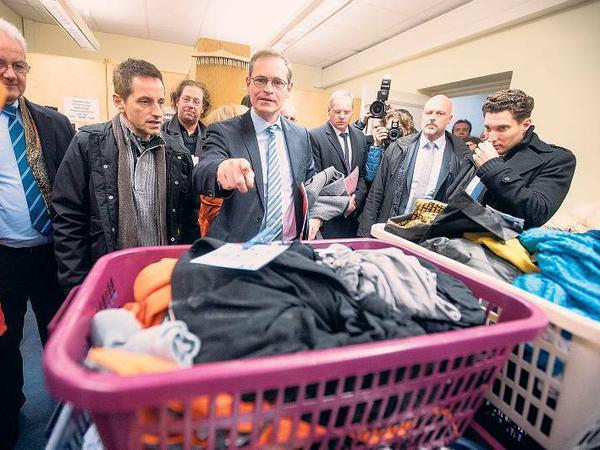 Michael Müller in der Flüchtlingsunterkunft im ehemaligen Rathaus Wilmersdorf.