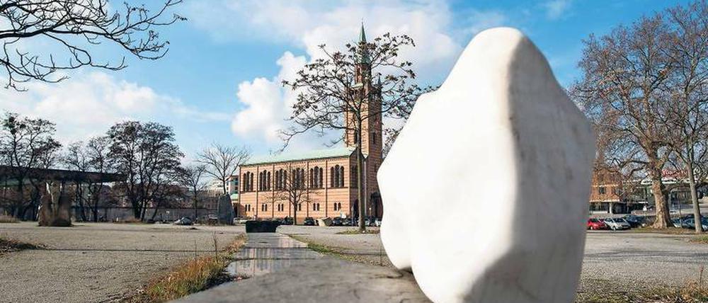 Platzhalter. Ein weißer Stein auf der Freifläche vor der evangelischen St.-Matthäus-Kirche am Kulturforum. Dort soll das Museum der Moderne einmal stehen. 