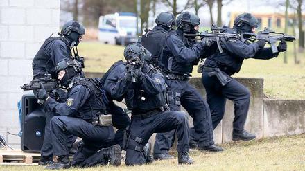 Wehrhafte Demokratie. Polizeibeamte der neugegründeten Anti-Terror-Spezialeinheit „Beweissicherungs- und Festnahmeeinheit plus» (BFE+) demonstrierten im brandenburgischen Ahrensfelde an ihrem Standort Blumberg ihr Können. 
