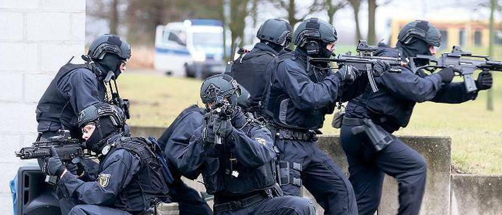 Wehrhafte Demokratie. Polizeibeamte der neugegründeten Anti-Terror-Spezialeinheit „Beweissicherungs- und Festnahmeeinheit plus» (BFE+) demonstrierten im brandenburgischen Ahrensfelde an ihrem Standort Blumberg ihr Können.