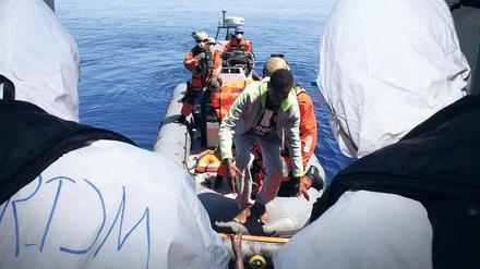Gerettet. Die Fregatte „Hessen“ nimmt Flüchtlinge in der Ägäis auf. Jetzt sollen Nato-Schiffe Aufgegriffene sofort zurück in die Türkei bringen. 