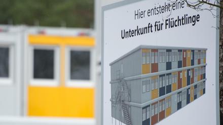 Ein Schild neben einer geplanten Flüchtlingsunterkunft in Berlin Köpenick.