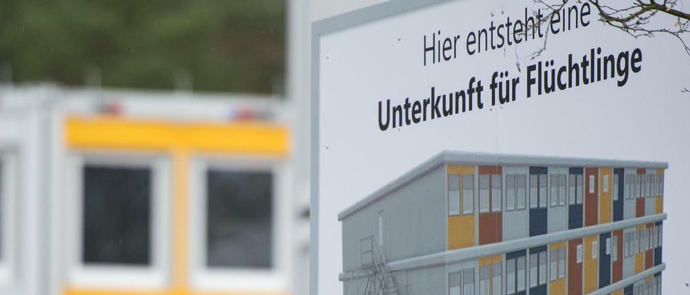 Ein Schild neben einer geplanten Flüchtlingsunterkunft in Berlin Köpenick.