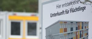 Ein Schild neben einer geplanten Flüchtlingsunterkunft in Berlin Köpenick.