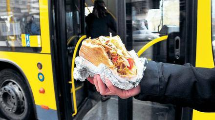 Erst futtern, dann fahren. So sehen es zumindest die Beförderungsbedingungen für Busse, S- und U-Bahnen vor. Bei weniger konfliktträchtigen Nahrungsmitteln als dem Döner zeigen sich die Verkehrsbetriebe allerdings oft kulant. Foto: Kai-Uwe Heinrich
