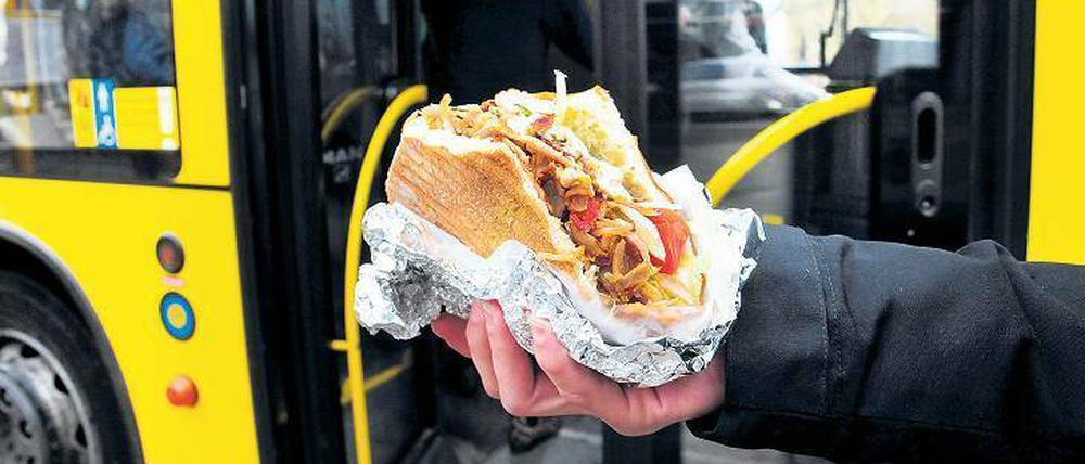 Erst futtern, dann fahren. So sehen es zumindest die Beförderungsbedingungen für Busse, S- und U-Bahnen vor. Bei weniger konfliktträchtigen Nahrungsmitteln als dem Döner zeigen sich die Verkehrsbetriebe allerdings oft kulant. Foto: Kai-Uwe Heinrich