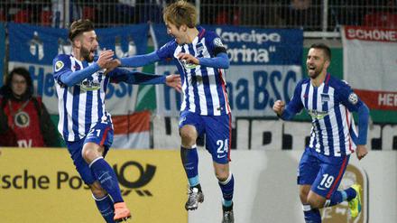 Und dann trifft auch noch Haraguchi. Der Japaner (Mitte) ist danach von Plattenhardt kaum zu halten. Hinten nimmt Ibisevic Jubelfahrt auf.