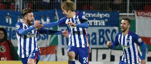 Und dann trifft auch noch Haraguchi. Der Japaner (Mitte) ist danach von Plattenhardt kaum zu halten. Hinten nimmt Ibisevic Jubelfahrt auf.