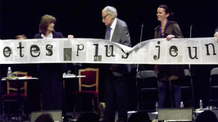 Patriarch mit Anhang. Der 100-jährige Maurice Nadeau 2011 bei einer Aufzeichnung für France Culture im Odéon Théâtre de l'Europe mit seiner Tochter Claire Nadeau (links) und Tiphaine Samoyault, einer Anführerin des Aufstands gegen die neue Linie der "Quinzaine Littéraire".