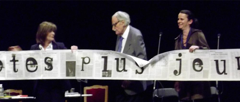 Patriarch mit Anhang. Der 100-jährige Maurice Nadeau 2011 bei einer Aufzeichnung für France Culture im Odéon Théâtre de l'Europe mit seiner Tochter Claire Nadeau (links) und Tiphaine Samoyault, einer Anführerin des Aufstands gegen die neue Linie der "Quinzaine Littéraire".
