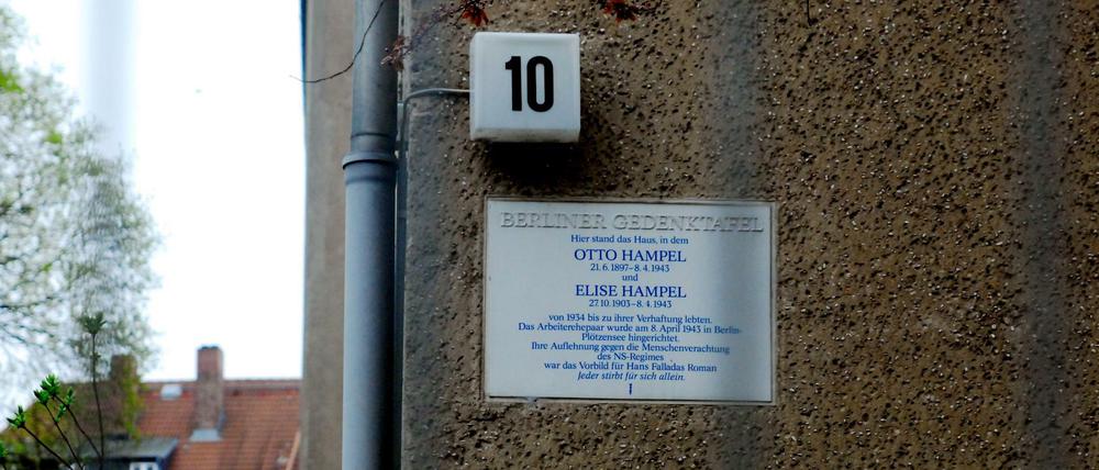 Amsterdamer Straße 10 in Berlin Wedding - Gedenktafel für das Ehepaar Hampel,das dort wohnte und Hans Fallada als Vorlage für seinen Roman "Jeder stirbt für sich allein" diente.Foto: Doris Spiekermann-Klaas