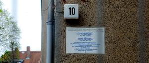 Amsterdamer Straße 10 in Berlin Wedding - Gedenktafel für das Ehepaar Hampel,das dort wohnte und Hans Fallada als Vorlage für seinen Roman "Jeder stirbt für sich allein" diente.Foto: Doris Spiekermann-Klaas