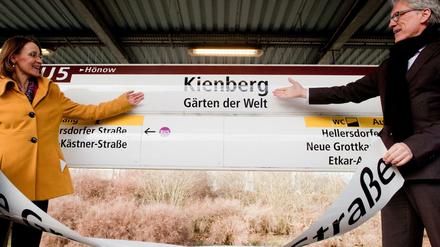 Da ist er, der neue Name: BVG-Chefin Nikutta zeigt schon mal den neuen Bahnhofsnamen. 