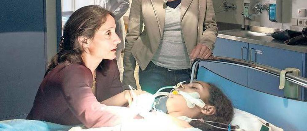 Marie Rainders (Elisa Afie Agbaglah) wurde vergewaltigt. Seither liegt sie im Koma.