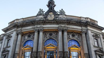 Hier wird die Welt auf Händen getragen: Das Museum für Kommunikation in der Leipziger Straße. 