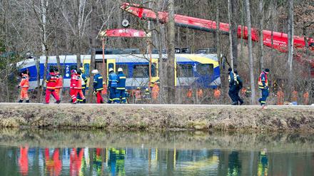 Einsatzkräfte an der Unglücksstelle.