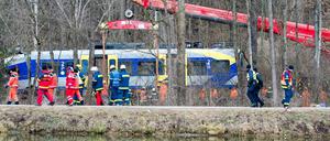 Einsatzkräfte an der Unglücksstelle.