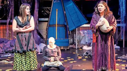 Spielfreudig. Juliana Götze, Zora Schemm und Eva Mattes (v. l.) in "Der gute Mensch von Downtown". 