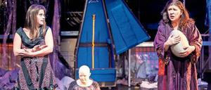 Spielfreudig. Juliana Götze, Zora Schemm und Eva Mattes (v. l.) in "Der gute Mensch von Downtown". 