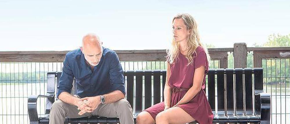 Partnerseelenallein. Boris (James Hyndman) und seine depressive Ehefrau Béatrice (Dounia Sichov).