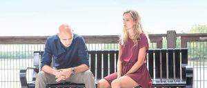 Partnerseelenallein. Boris (James Hyndman) und seine depressive Ehefrau Béatrice (Dounia Sichov).
