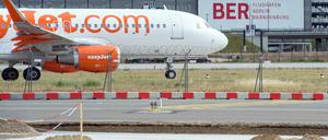 Die Baustelle der neuen Start- Und Landebahn des Flughafens Schönefeld (Brandenburg) und eine Passagiermaschine der der Fluggesellschaft Easyjet sind am 08.06.2015 vor dem zukünftigen Hauptstadtflughafen Berlin-Brandenburg Airport Willy Brandt (BER) zu sehen. Foto: Patrick Pleul/dpa (zu dpa «Oberverwaltungsgericht verhandelt über Klage gegen die Betriebsgenehmigung des Flughafens Berlin-Brandenburg» vom 19.01.2016) +++(c) dpa - Bildfunk+++