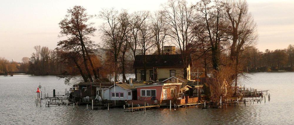 Die Liebesinsel im Spandauer See heißt streng genommen "Kleiner Wall". Sie ist in Privatbesitz.