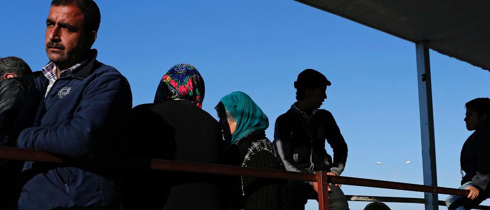 Syrische Flüchtlinge an der syrisch-türkischen Grenze bei Kilis. 