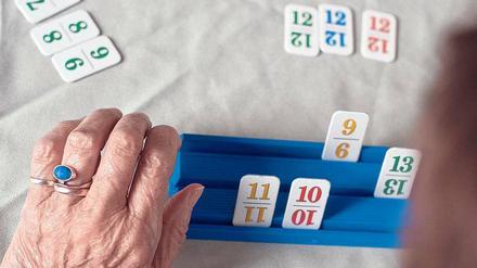 Zeit des Zählens. In einer Einrichtung für Tagespflege im brandenburgischen Gransee widmet sich eine demenzkranke Frau dem Denkspiel "Rummikub".