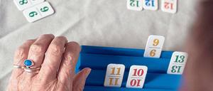 Zeit des Zählens. In einer Einrichtung für Tagespflege im brandenburgischen Gransee widmet sich eine demenzkranke Frau dem Denkspiel "Rummikub".