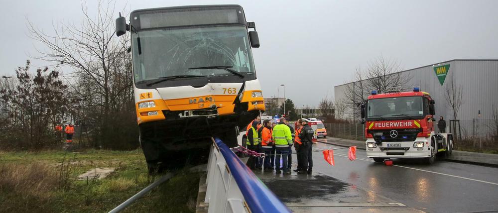 Ein Linienbus der Mainzer Verkehrsgesellschaft (MVG) steht am 10.02.2016 nach einem Unfall auf dem Geländer einer Überführung über die Autobahn A60 in Mainz (Rheinland-Pfalz). Laut Feuerwehr wurden bei dem Unfall drei Menschen leicht verletzt.