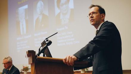 Urban Lendahl ist von seinem Amt im Nobelkomitee zurückgetreten. Im Zuge einer Affäre um den Chirurgen Paolo Macchiarini könnte er von einer Untersuchungskommission des Karolinska-Instituts befragt werden. 