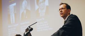 Urban Lendahl ist von seinem Amt im Nobelkomitee zurückgetreten. Im Zuge einer Affäre um den Chirurgen Paolo Macchiarini könnte er von einer Untersuchungskommission des Karolinska-Instituts befragt werden. 