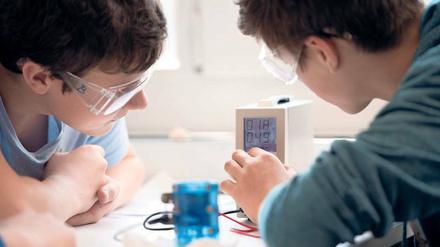 Wo wollen sie lernen. Schüler beim Experimentieren. 