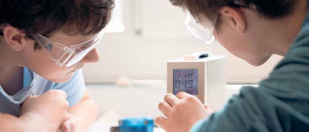 Wo wollen sie lernen. Schüler beim Experimentieren.