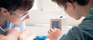 Wo wollen sie lernen. Schüler beim Experimentieren. 