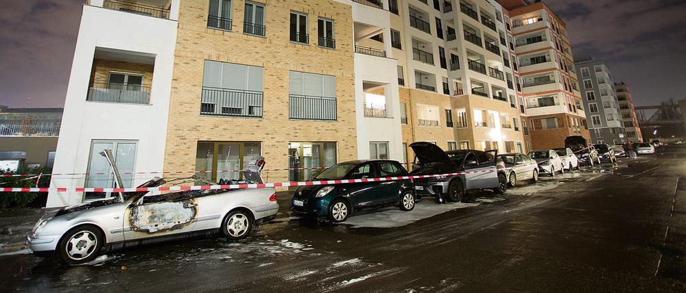 Ausgebrannte Autos in der Flottwellstraße in Berlin.