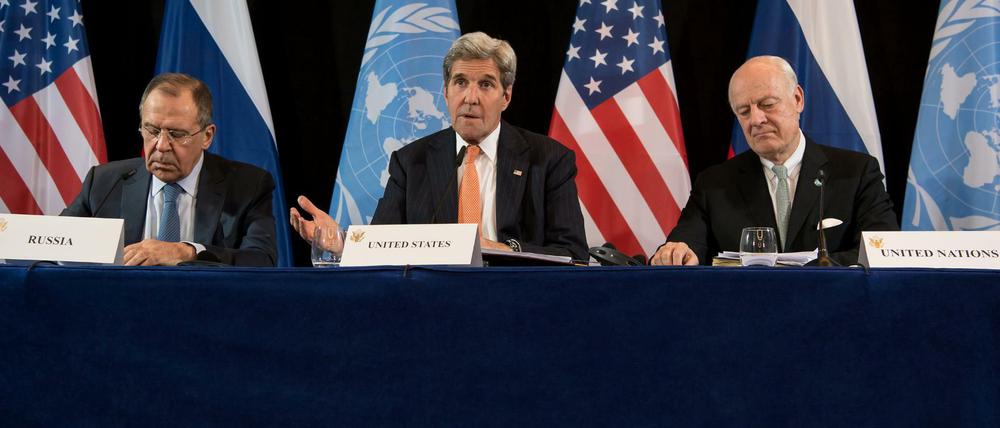 Der Außenminister von Russland, Sergej Lawrow (l-r), der Außenminister der USA, John Kerry, und der UN-Syrien-Sondergesandte Staffan de Mistura sprechen am 12.02.2016 in München (Bayern) nach der Syrien-Konferenz während einer Pressekonferenz. Die Konferenz soll den festgefahrenen Friedensprozess in Syrien wieder in Gang bringen.