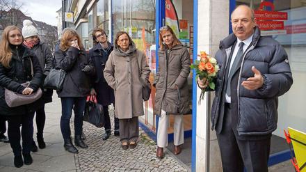 Nobelpreisträger Bruce Beutler sprach bei der Stolpersteinverlegung am Theodor-Heuss-Platz.