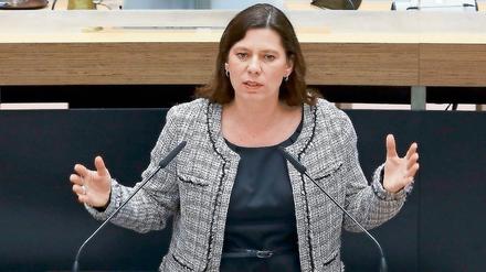 In Erklärungsnot: Bildungssenatorin Sandra Scheeres (SPD), hier bei einer früheren Sitzung im Abgeordnetenhaus, muss sich für die Fehlplanung bei der Lehrerbildung rechtfertigen.