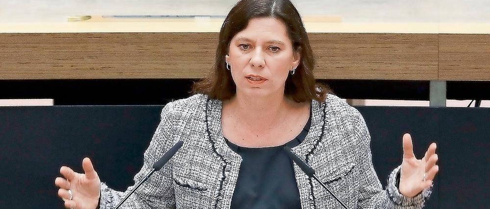 In Erklärungsnot: Bildungssenatorin Sandra Scheeres (SPD), hier bei einer früheren Sitzung im Abgeordnetenhaus, muss sich für die Fehlplanung bei der Lehrerbildung rechtfertigen.