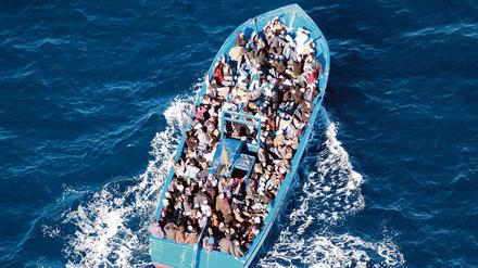 Flüchtlinge auf einem Boot im Mittelmeer.