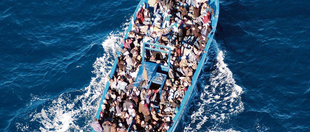 Flüchtlinge auf einem Boot im Mittelmeer.
