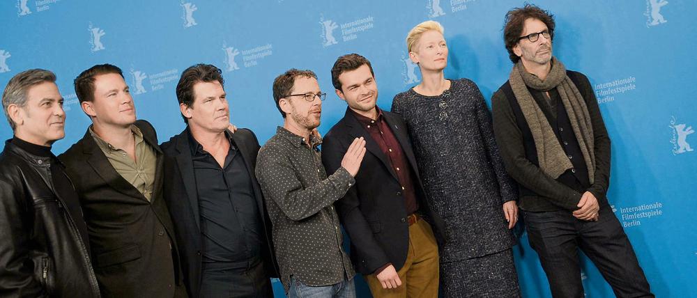 Die "Hail, Caesar!"-Truppe: George Clooney, Channing Tatum, Josh Brolin, Regisseur Ethan Coen, Alden Ehrenreich, Tilda Swinton und Coen-Bruder Joel.