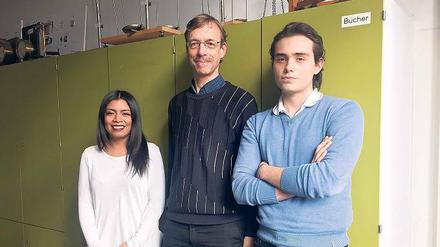 Drei vom Albert-Schweitzer-Gymnasium. Emmelys Vorfahren stammen aus Südamerika, Rasim sagt: „Ich bin kein Deutscher, aber Berliner.“ Ihr Lehrer Thomas Pieckenbrock kommt aus Ostwestfalen und hat lange in Japan gelebt. 