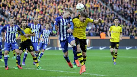 Gleichauf. Berlins Mitchel Weiser und Dortmunds Lukasz Piszczek (r) im Zweikampf in der Bundesligapartie am 6. Februar. 