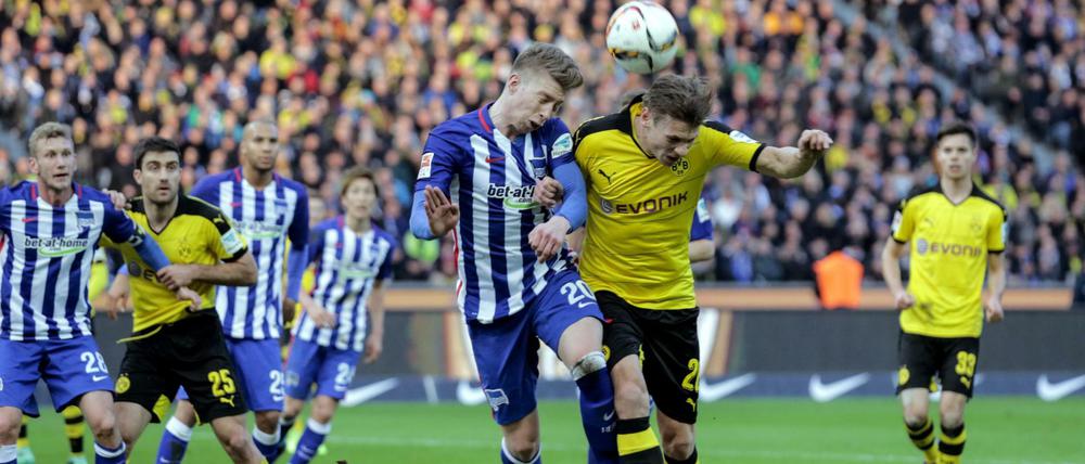 Gleichauf. Berlins Mitchel Weiser und Dortmunds Lukasz Piszczek (r) im Zweikampf in der Bundesligapartie am 6. Februar. 