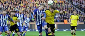Gleichauf. Berlins Mitchel Weiser und Dortmunds Lukasz Piszczek (r) im Zweikampf in der Bundesligapartie am 6. Februar. 