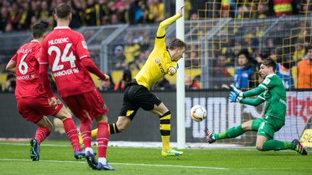 Dortmunds Marco Reus (M) und Torhüter Ron-Robert Zieler von Hannover versuchen an den Ball zu kommen. 