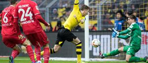 Dortmunds Marco Reus (M) und Torhüter Ron-Robert Zieler von Hannover versuchen an den Ball zu kommen. 